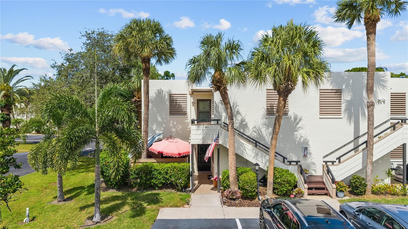 Lush Surroundings - 521 LAKESIDE DR, BRADENTON