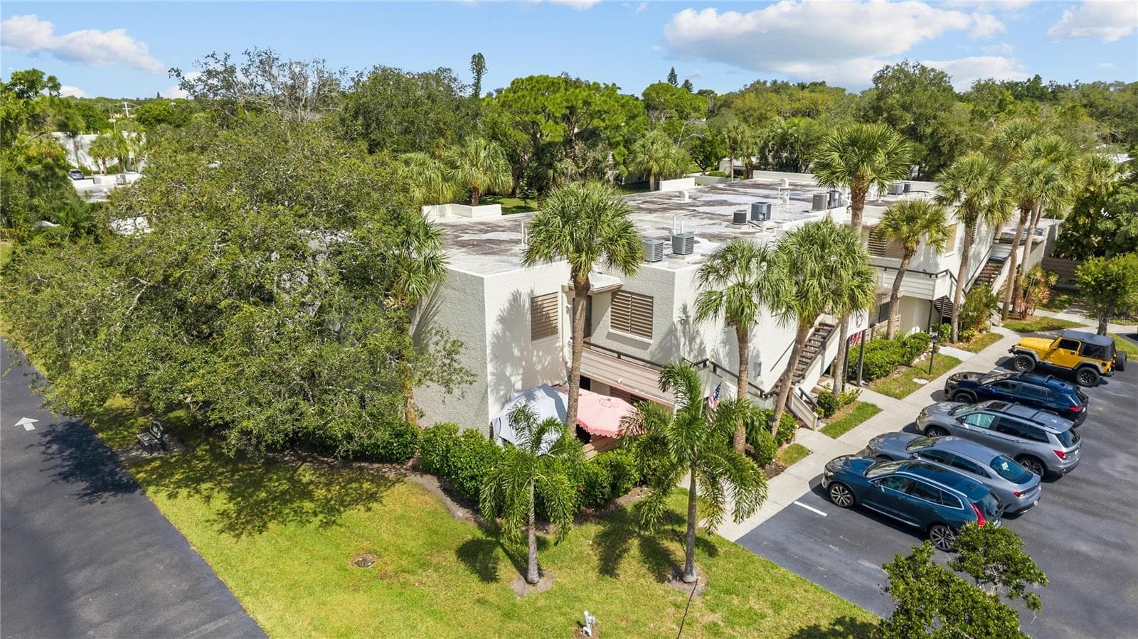 Lush Surroundings - 521 LAKESIDE DR, BRADENTON
