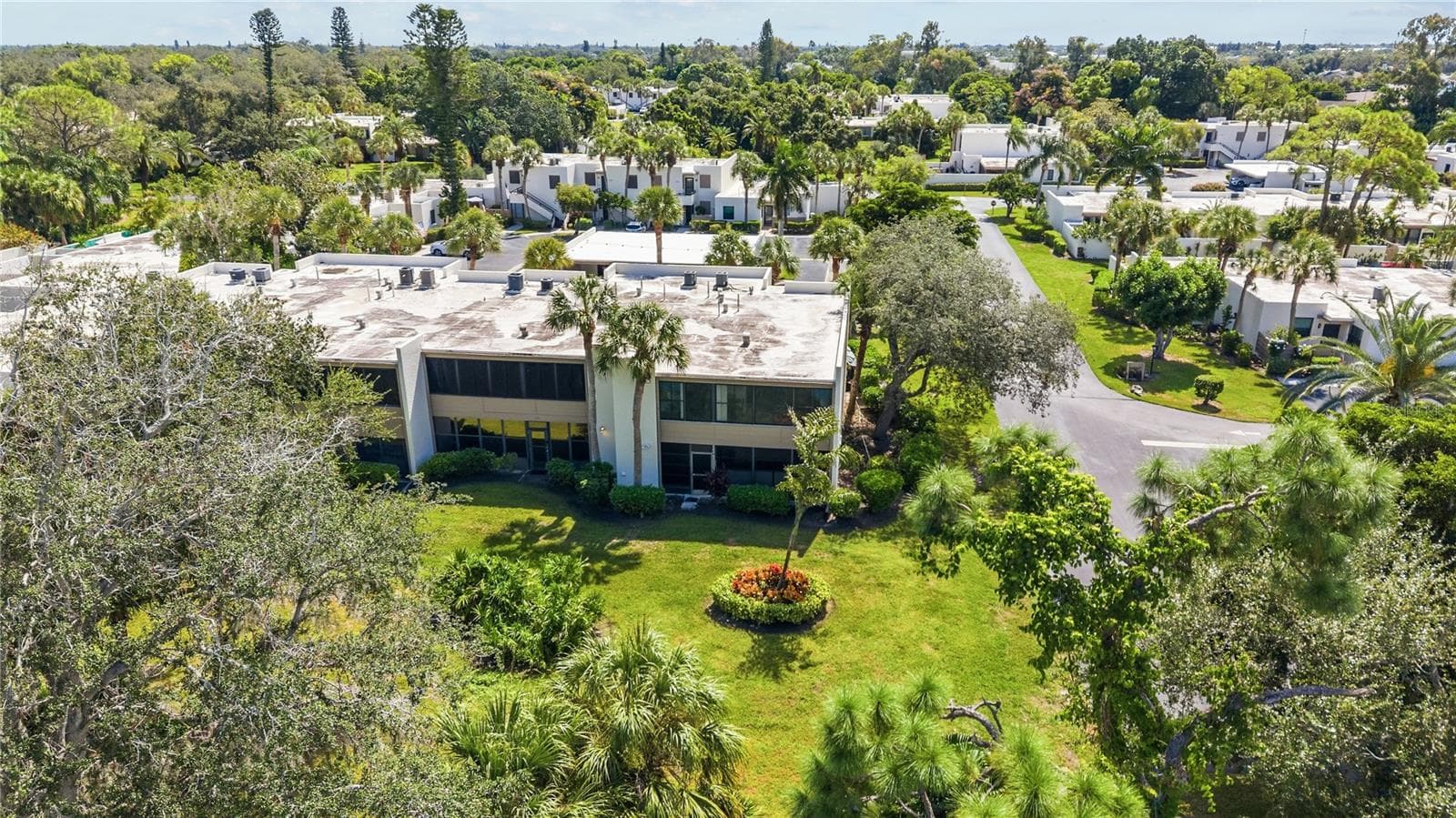 Great Location - 521 LAKESIDE DR, BRADENTON