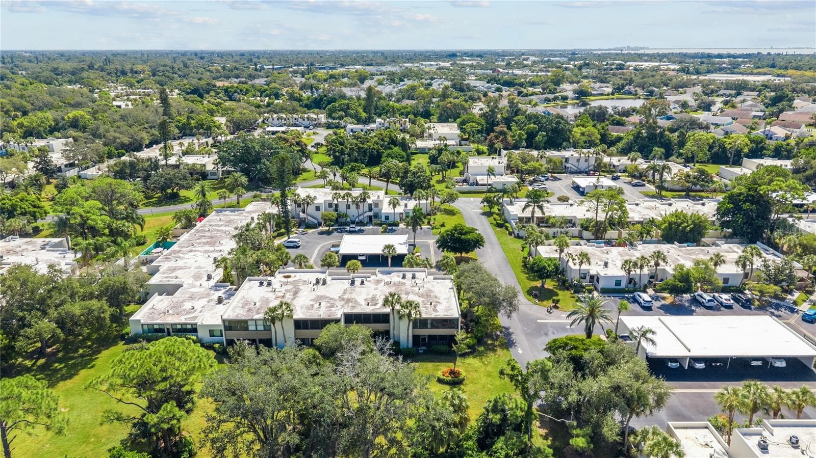 Condominium at 521 LAKESIDE DR, BRADENTON, photo 34 of 41
