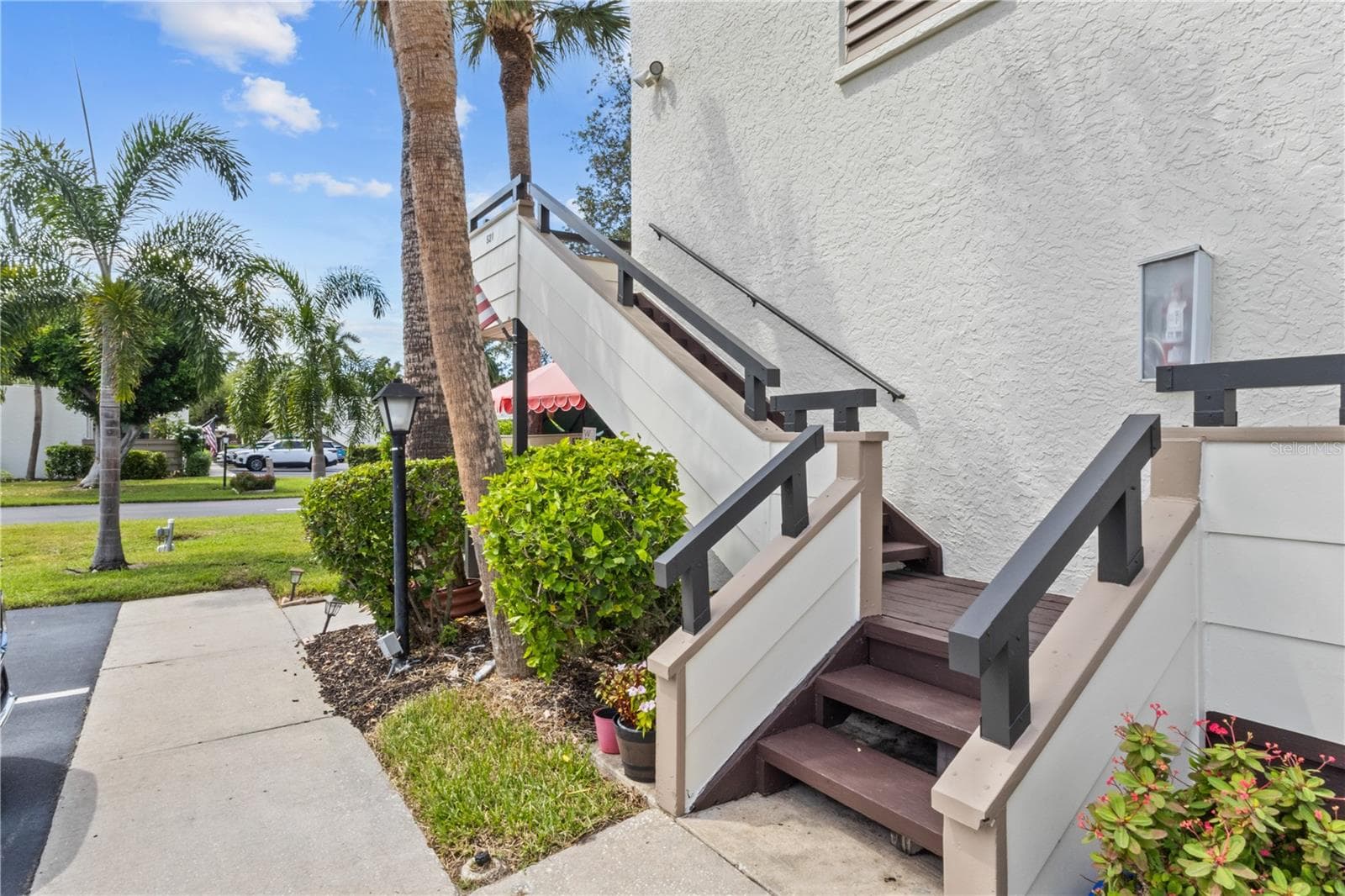 Front Entrance - 521 LAKESIDE DR, BRADENTON