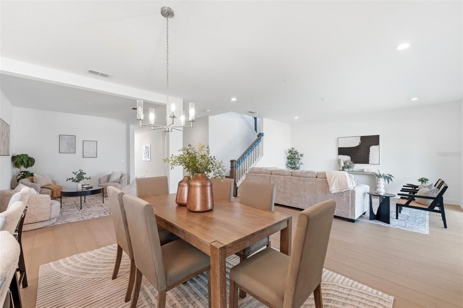 Open concept living with dining room in the center - 1527 RIDGEBACK LN, APOPKA