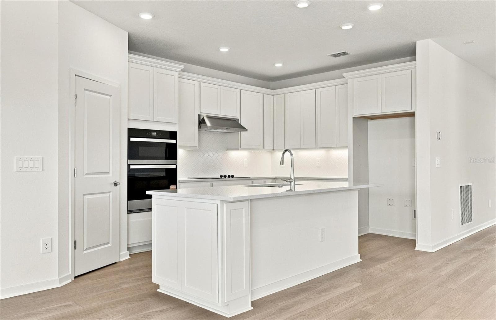Stylish Built-in Kitchen - 1719 RUBY LN, LAKE ALFRED