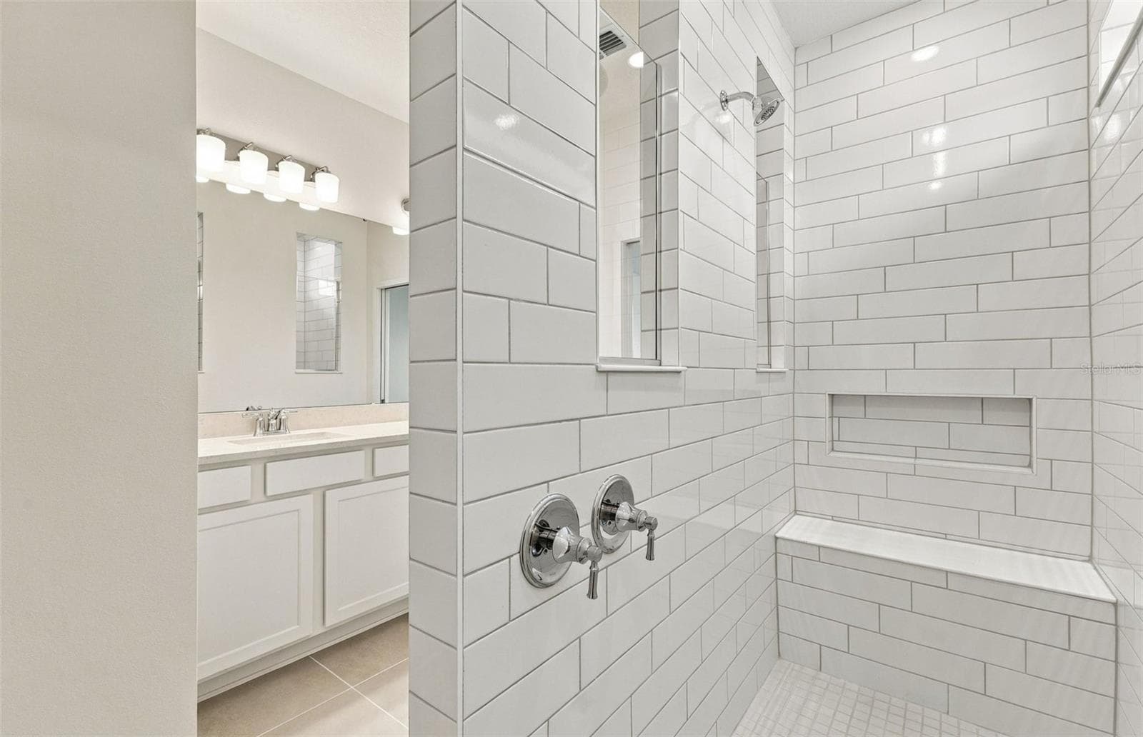 Owner's Walk-in Super Shower - 1719 RUBY LN, LAKE ALFRED