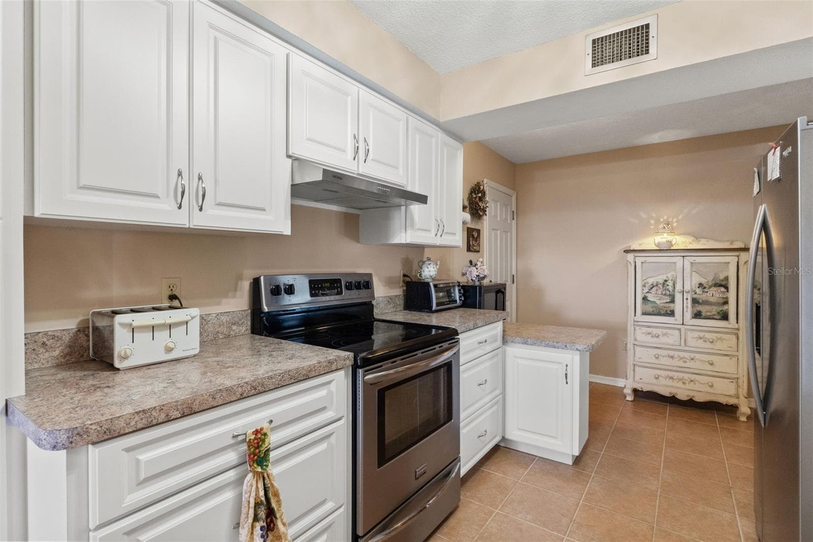 Single Family Residence at 8943 SILVER LAKE DR, LEESBURG, photo 12 of 54