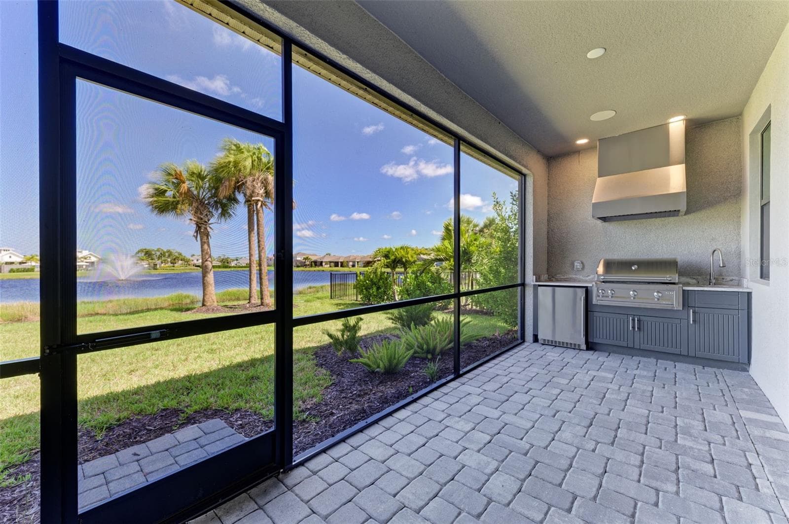 Single Family Residence at 18530 MIDSUMMER PL, VENICE, photo 9 of 102