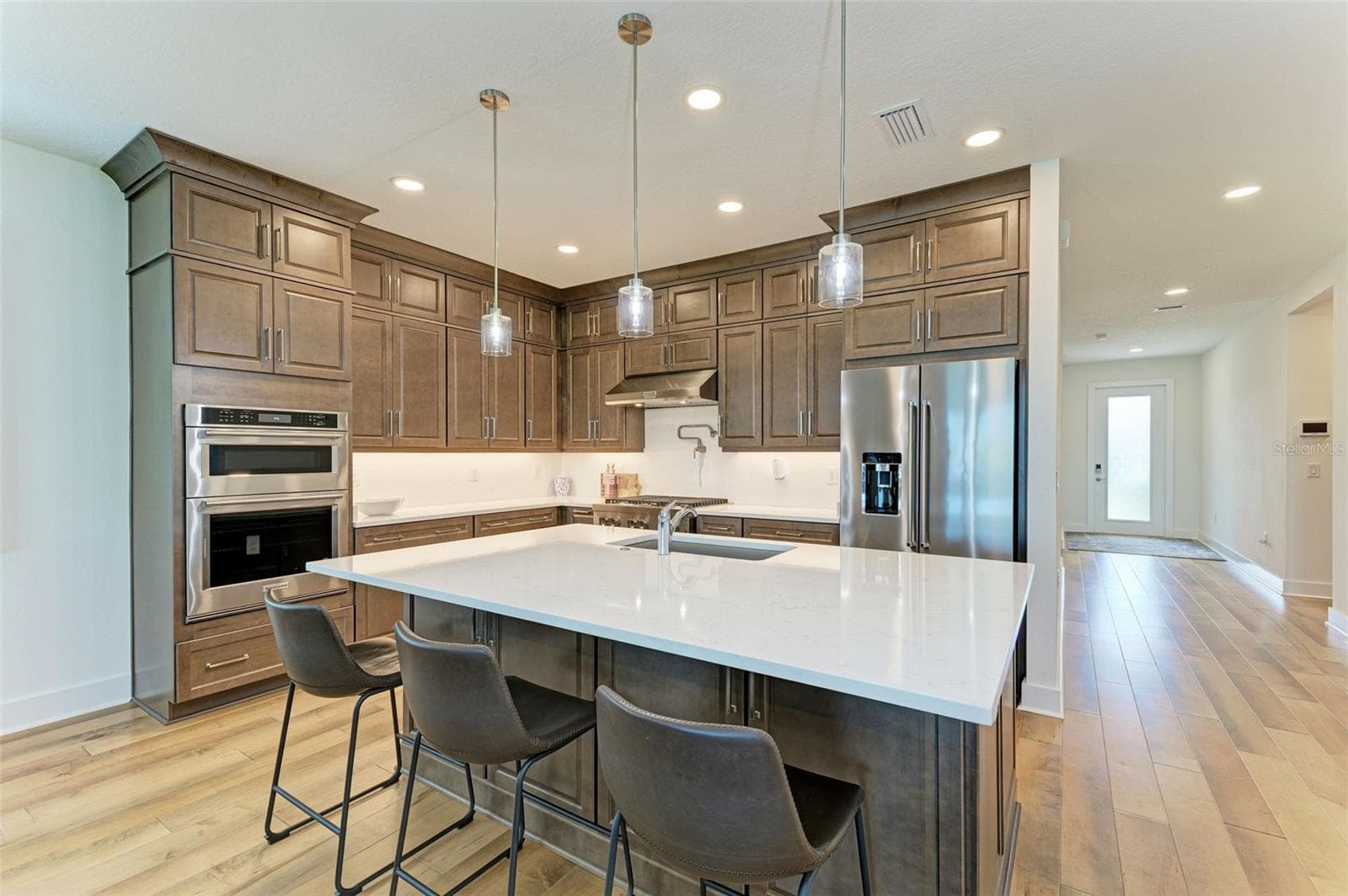 Single Family Residence at 18530 MIDSUMMER PL, VENICE, photo 10 of 102