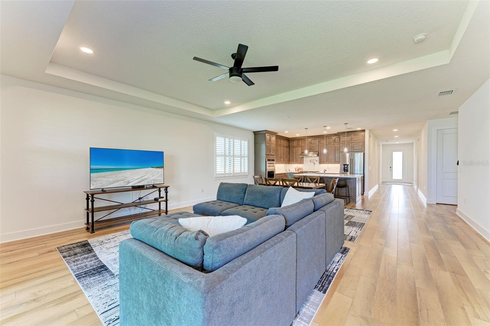 Single Family Residence at 18530 MIDSUMMER PL, VENICE, photo 17 of 102