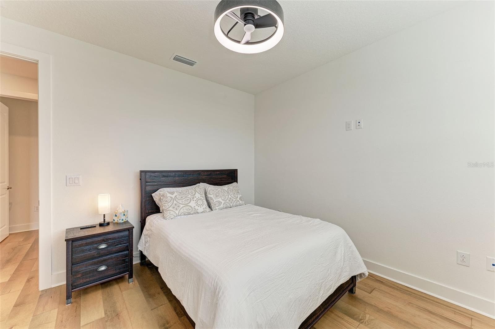 Single Family Residence at 18530 MIDSUMMER PL, VENICE, photo 27 of 102