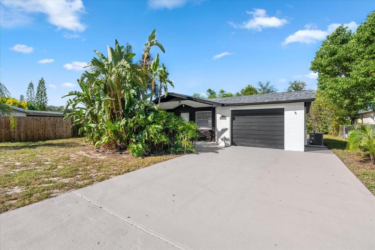 Single Family Residence at 11819 BINGHAM DR, PORT RICHEY, photo 2 of 39