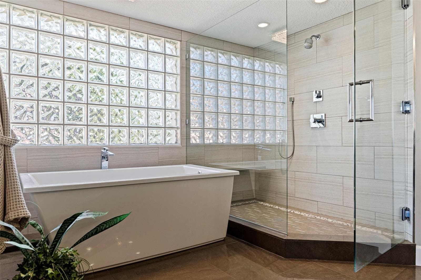 Primary en-suite with soaking tub and glass enclosed shower - 19616 GULF BLVD #302, INDIAN SHORES