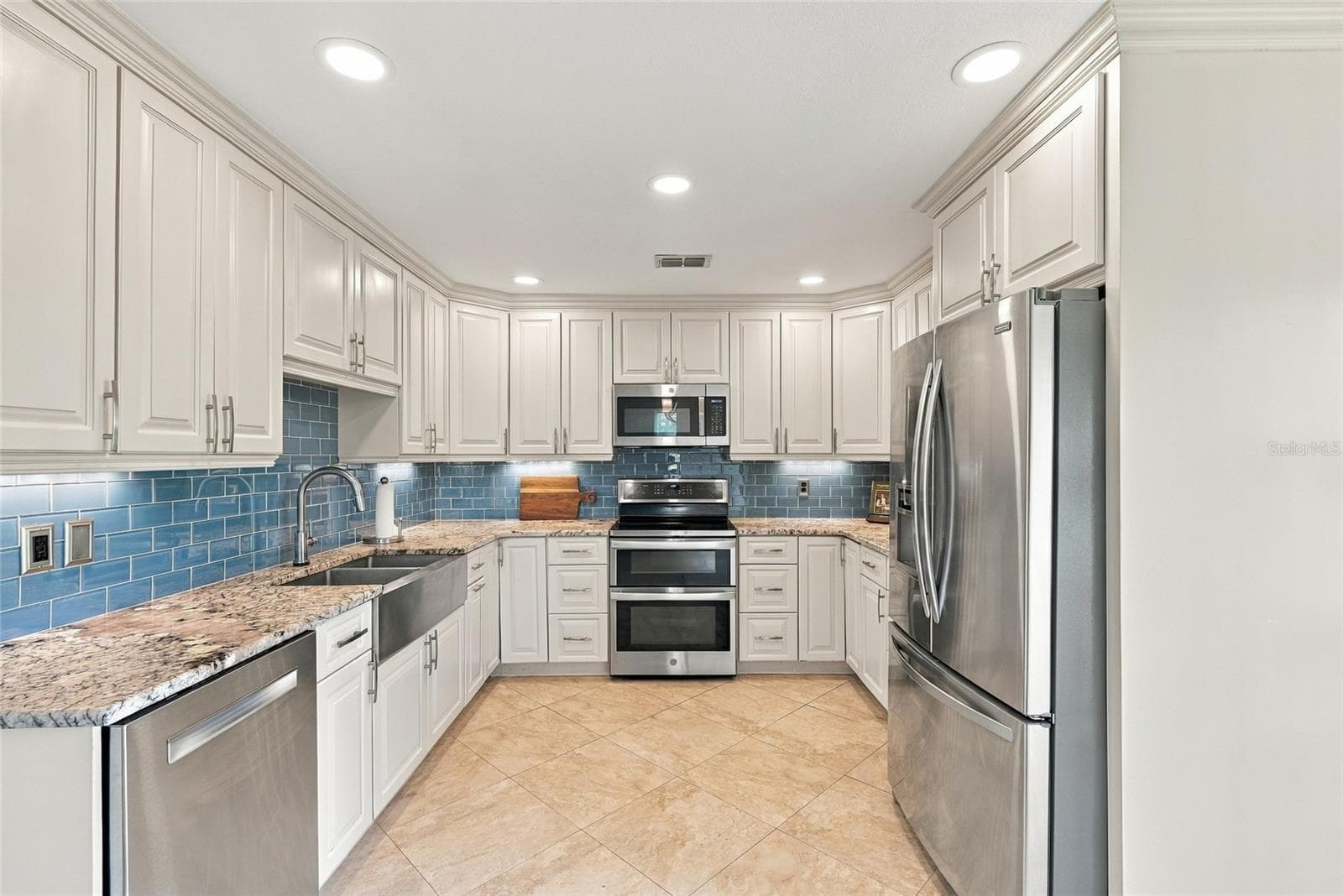Quality finishes include a Kraus sink, California Faucets fixtures, and stainless steel appliances. - 629 SEGOVIA CT NE #405, ST PETERSBURG