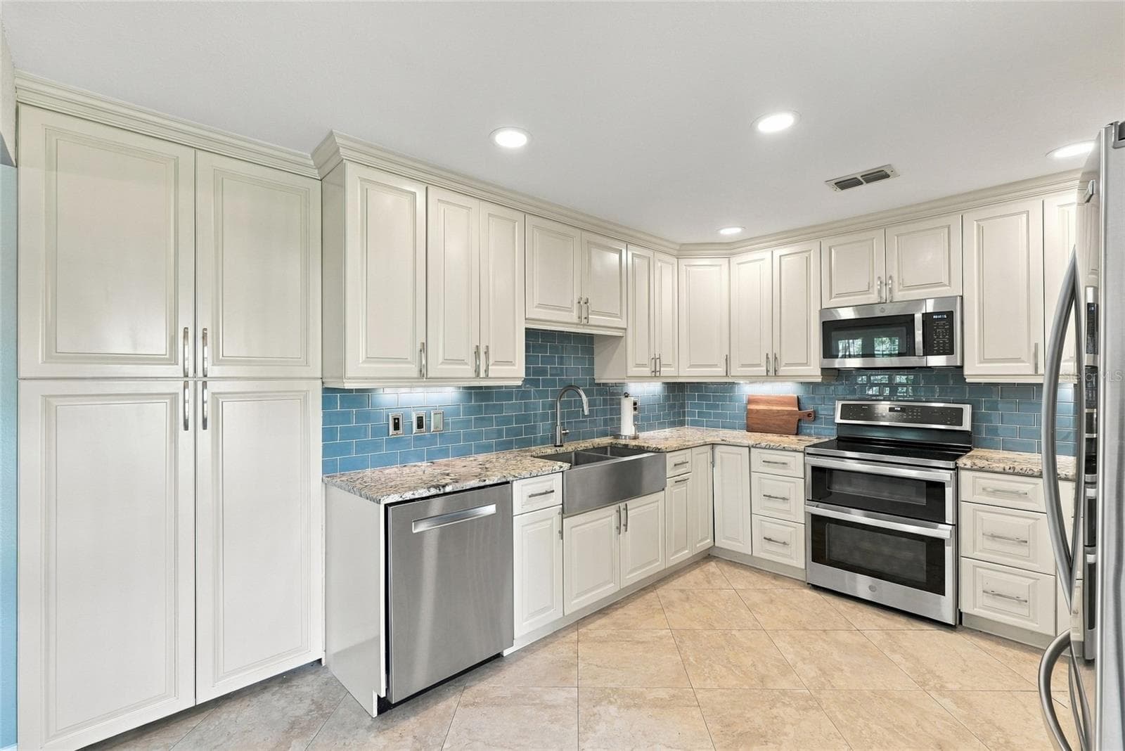 Designed with both style and function in mind, with a custom-built pantry, generous cabinetry, and ample prep space. - 629 SEGOVIA CT NE #405, ST PETERSBURG