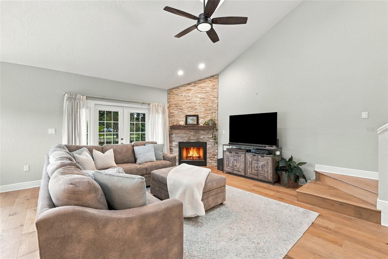Soaring double-height vaulted ceilings create an impressive sense of space and openness. - 629 SEGOVIA CT NE #405, ST PETERSBURG