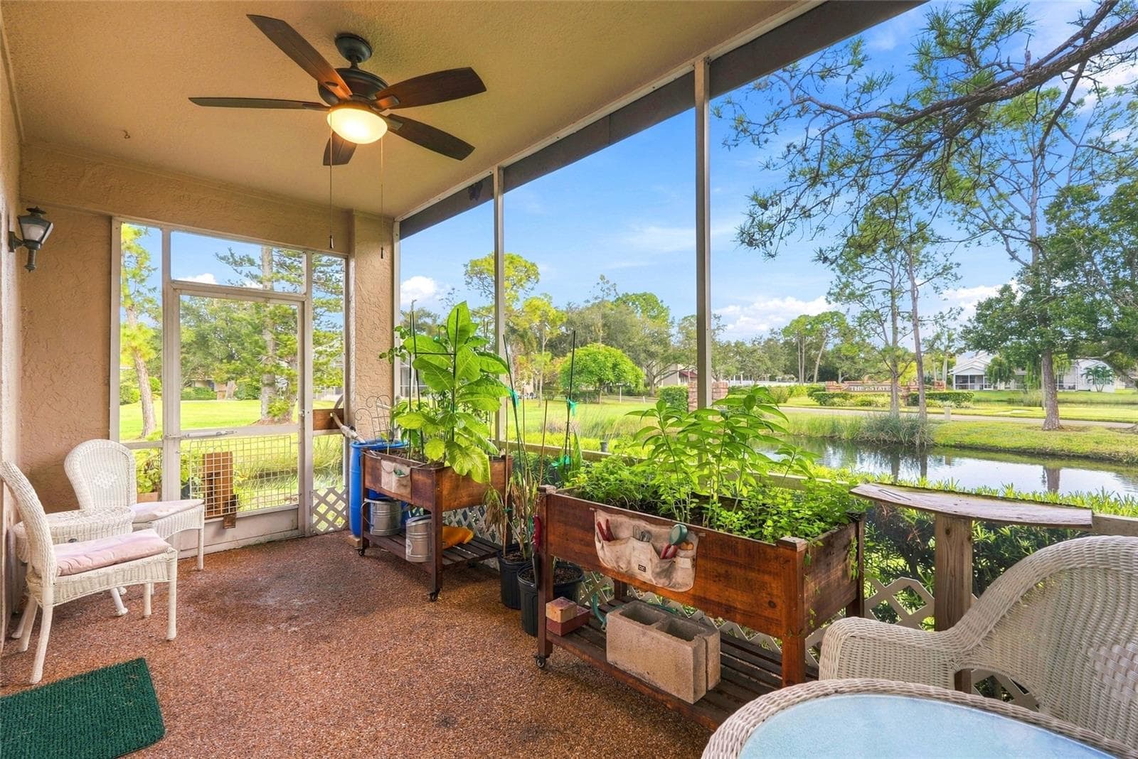 A peaceful extension of the living space with room for an herb or container garden and beautiful views of nature just outside. - 629 SEGOVIA CT NE #405, ST PETERSBURG