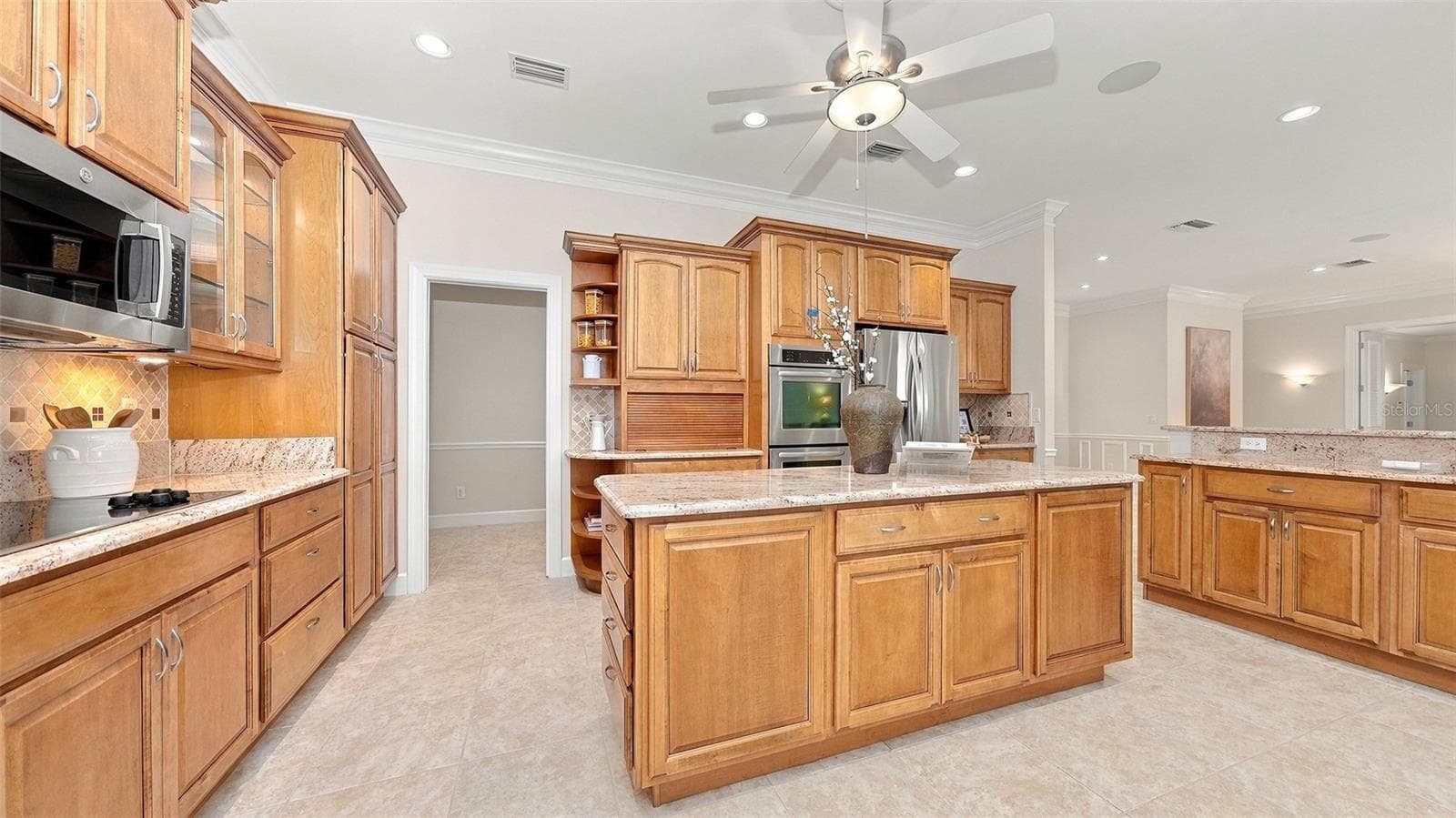 Single Family Residence at 640 GRANADA AVE, VENICE, photo 9 of 61