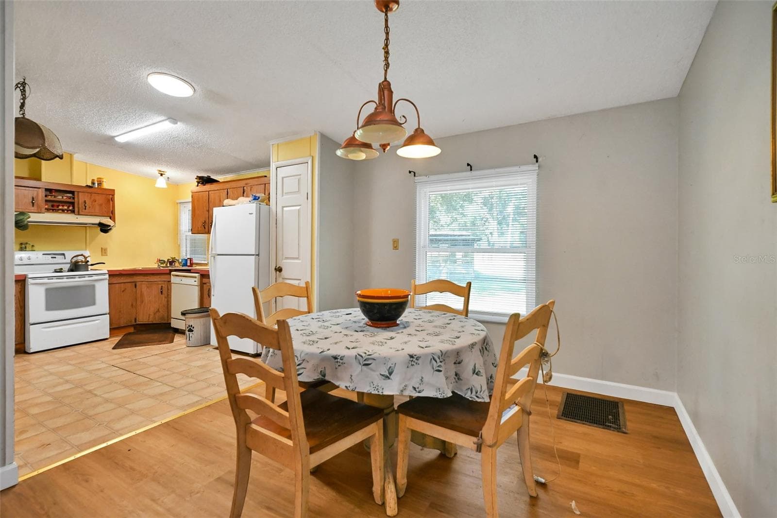 Manufactured Home at 18620 NE 12TH CT, CITRA, photo 4 of 74