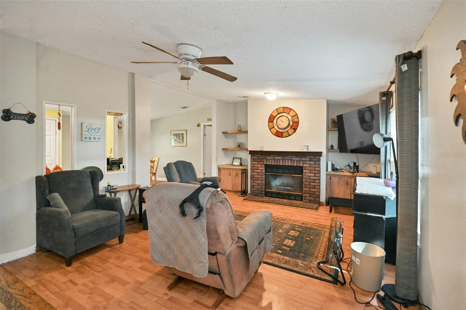 Family Room with Fireplace - 18620 NE 12TH CT, CITRA