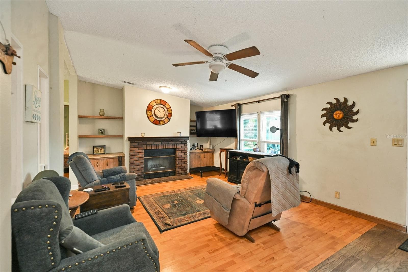Family Room with Fireplace - 18620 NE 12TH CT, CITRA