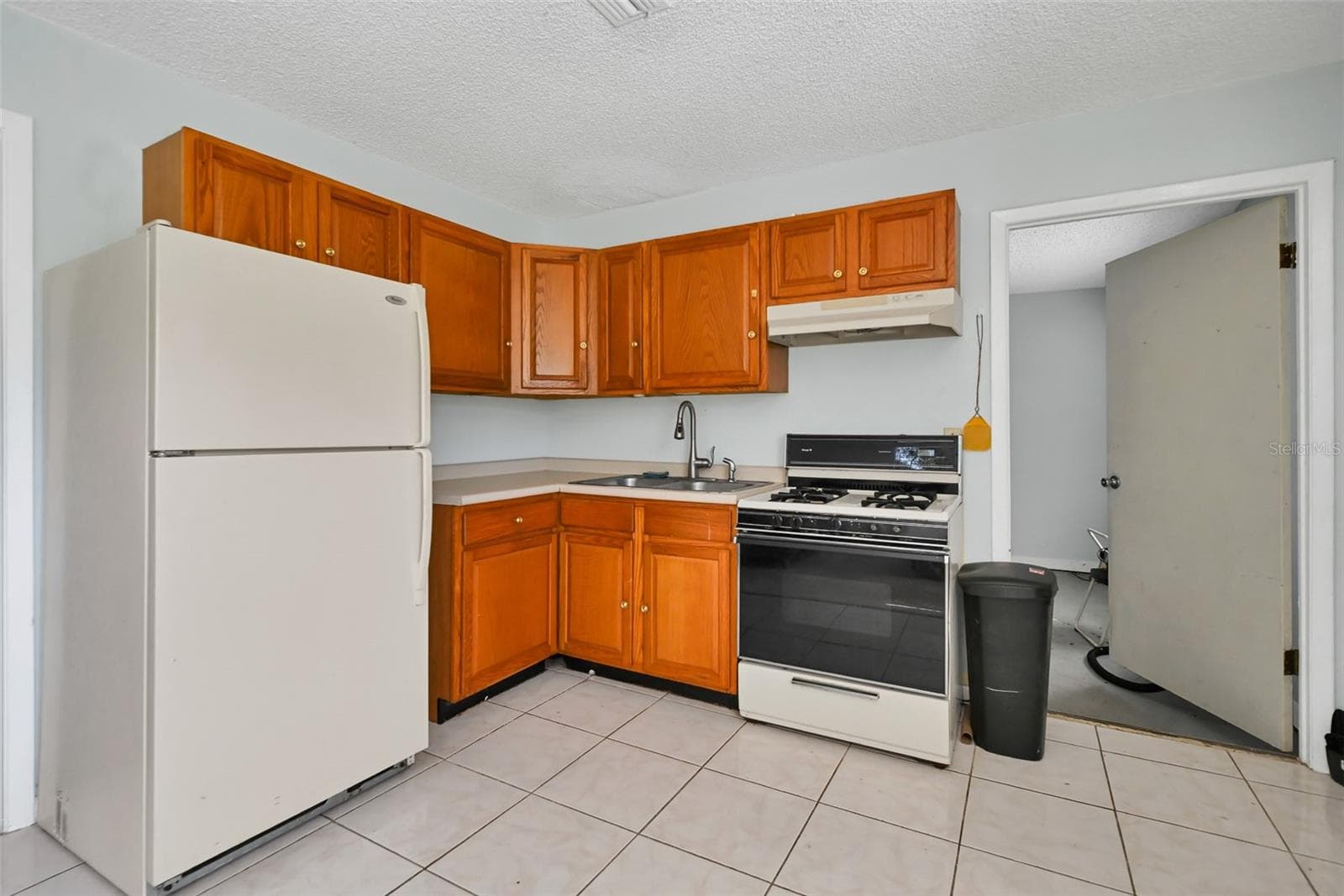 Apartment kitchen - 18620 NE 12TH CT, CITRA