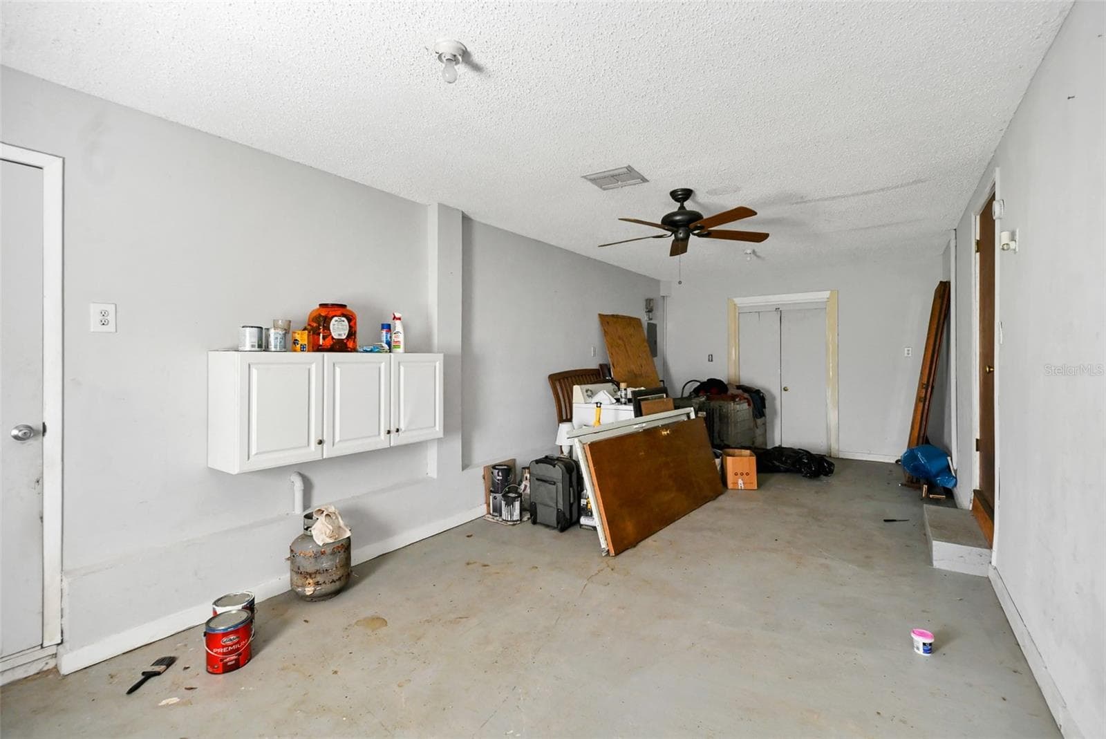 Storage room between main & apartment - 18620 NE 12TH CT, CITRA