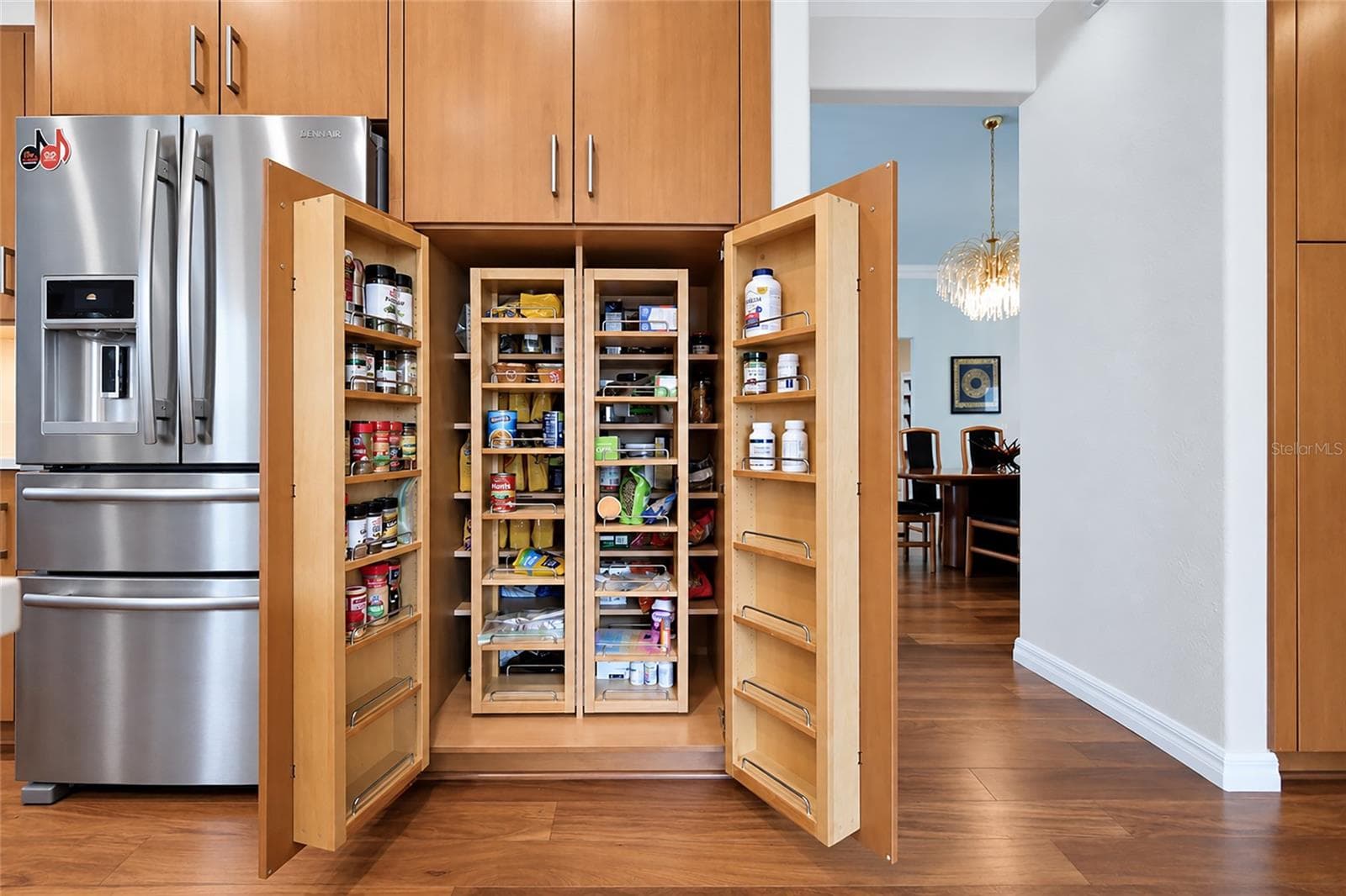 Multi-hinged cabinets w/smart design built ins. - 6256 DONNINGTON CT, SARASOTA