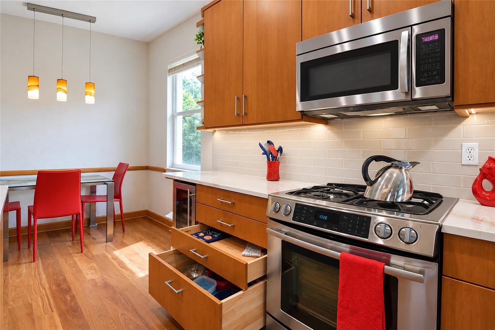 Natural gas range and soft close full extension drawers of dove tail construction. - 6256 DONNINGTON CT, SARASOTA