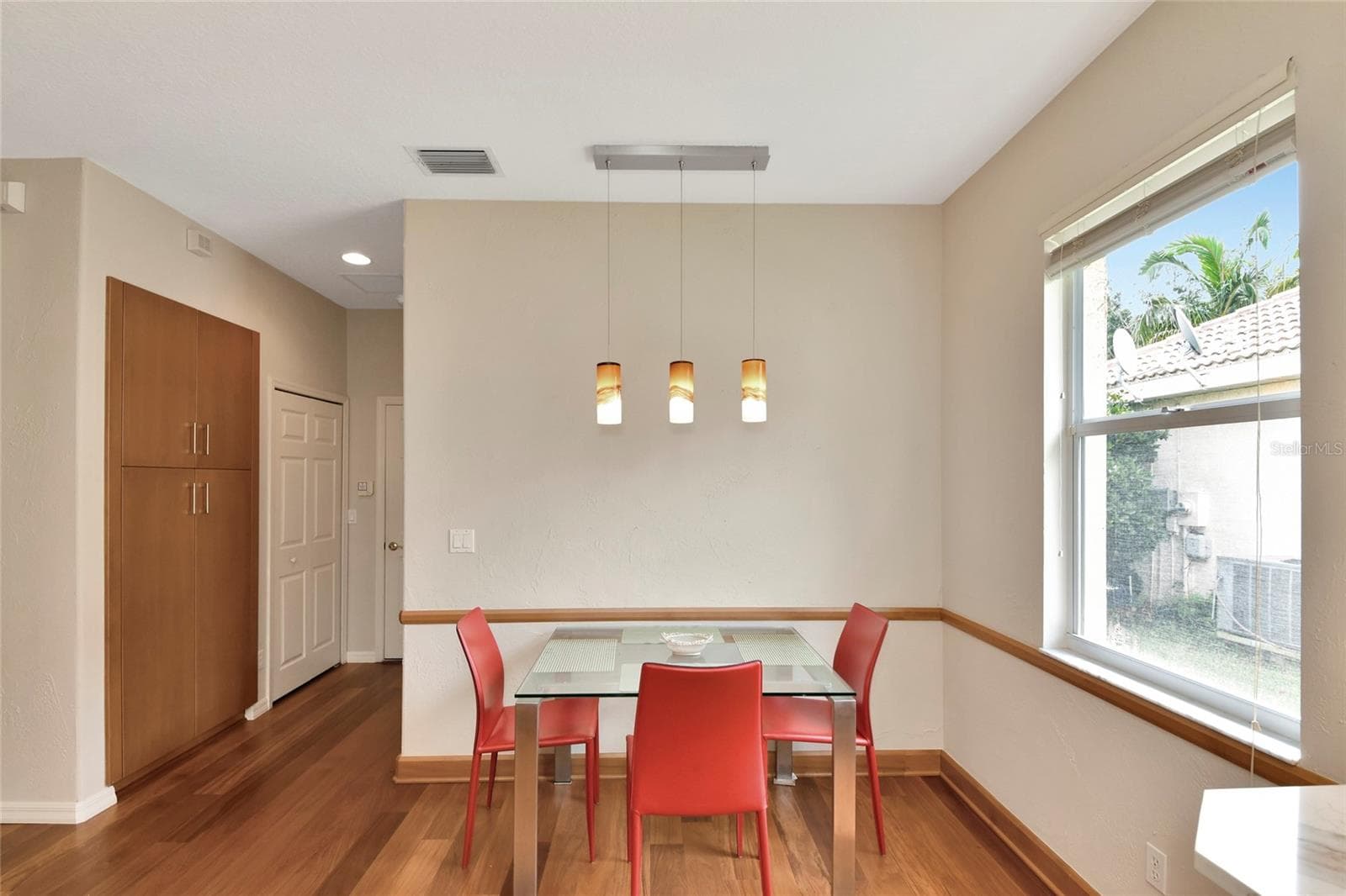 Dinette, note added pantry and hall closet next to laundry and garage access. - 6256 DONNINGTON CT, SARASOTA