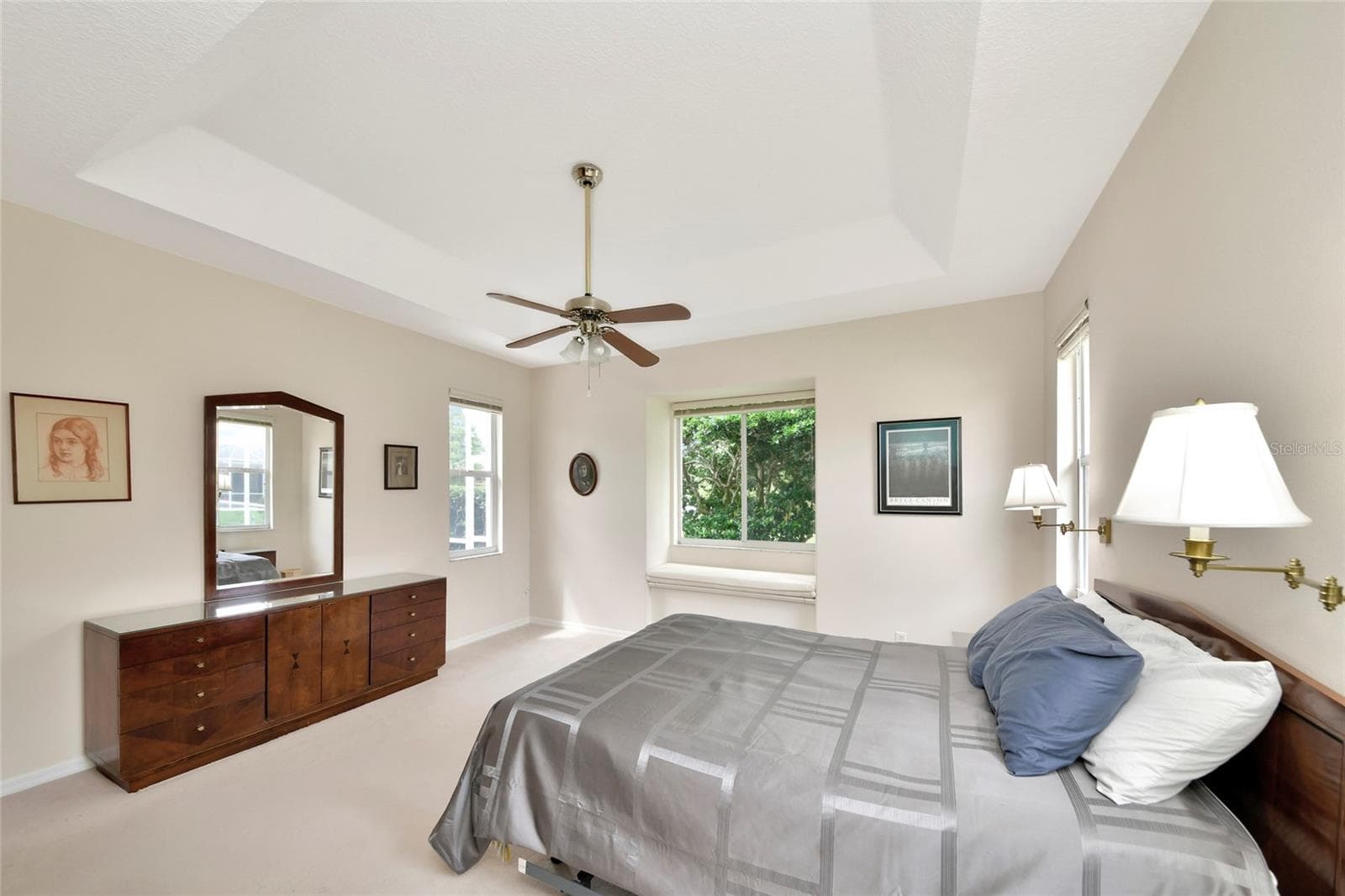 Primary suite w/ tray ceiling and window banquet - 6256 DONNINGTON CT, SARASOTA