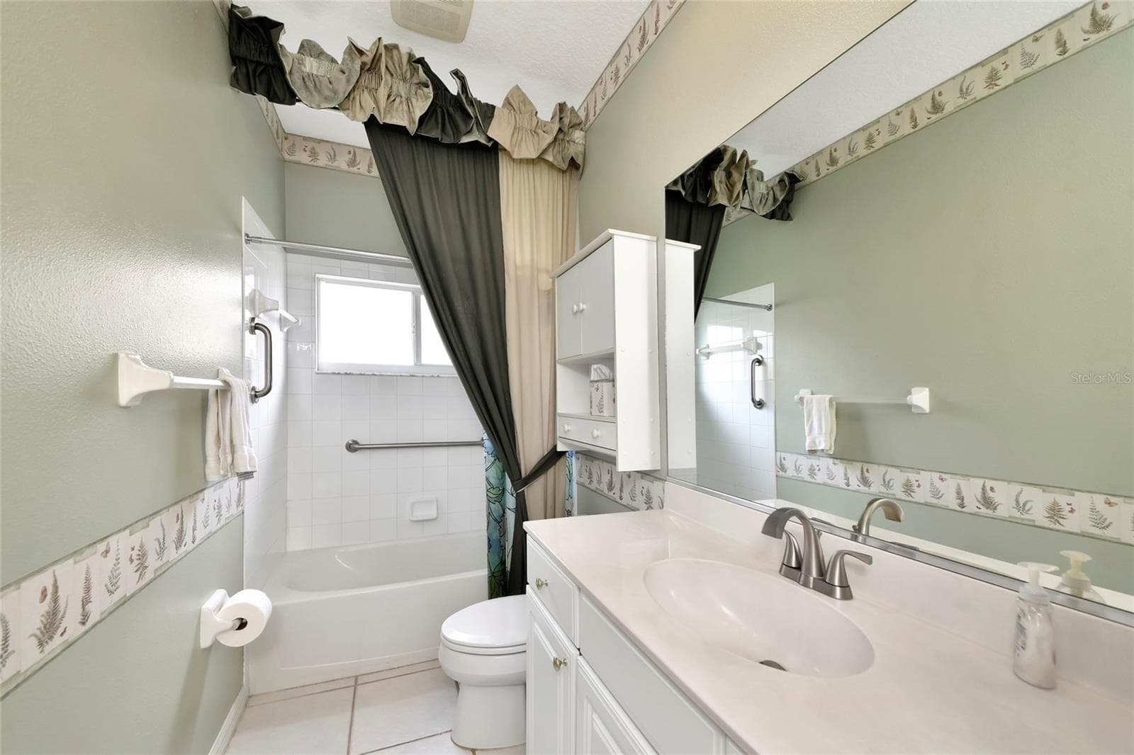 Guest bath. - 6256 DONNINGTON CT, SARASOTA