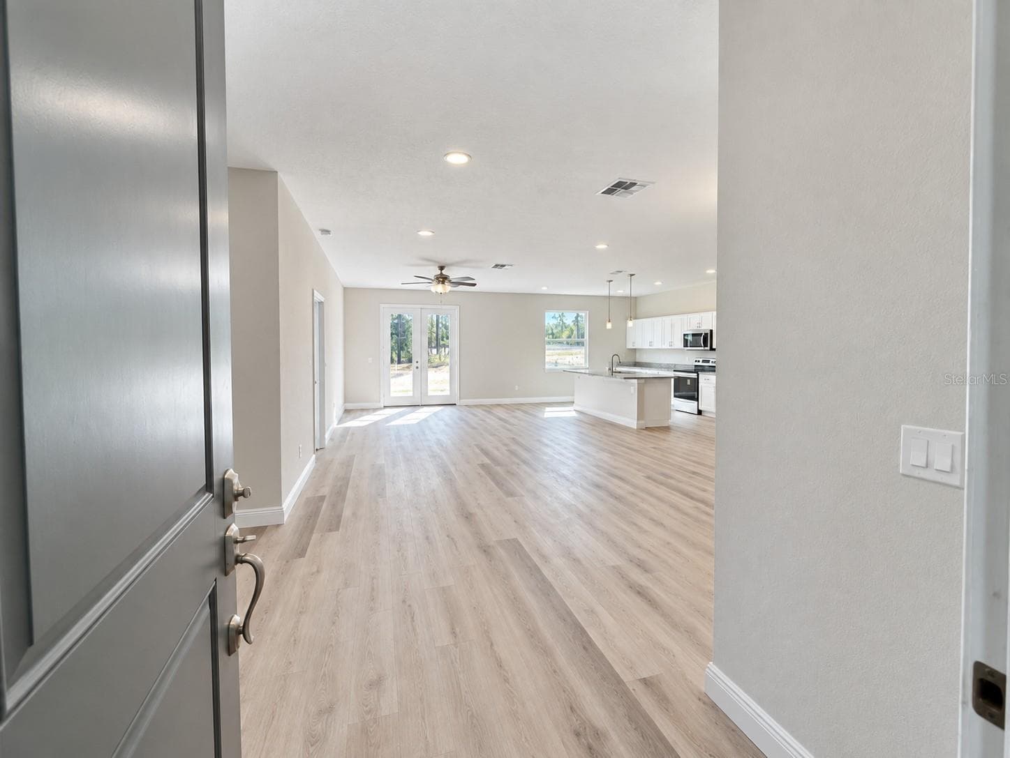 Model 8' Entrance - 21521 SW MARINE BLVD, DUNNELLON