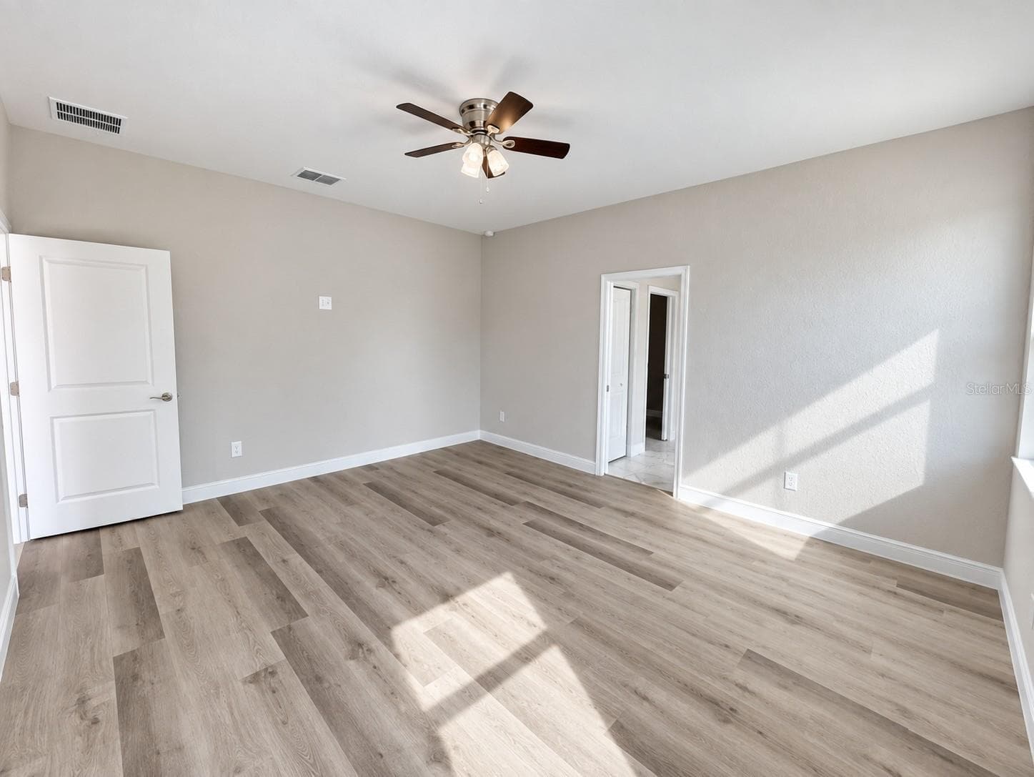 Owner's spacious suite model-wall height electric - 21521 SW MARINE BLVD, DUNNELLON