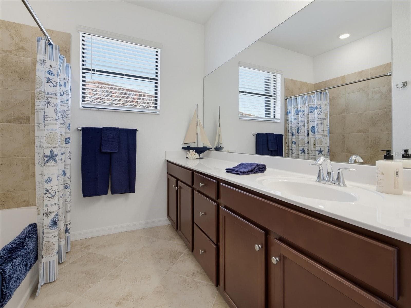 Guest bath - 20429 LAGENTE CIR, VENICE