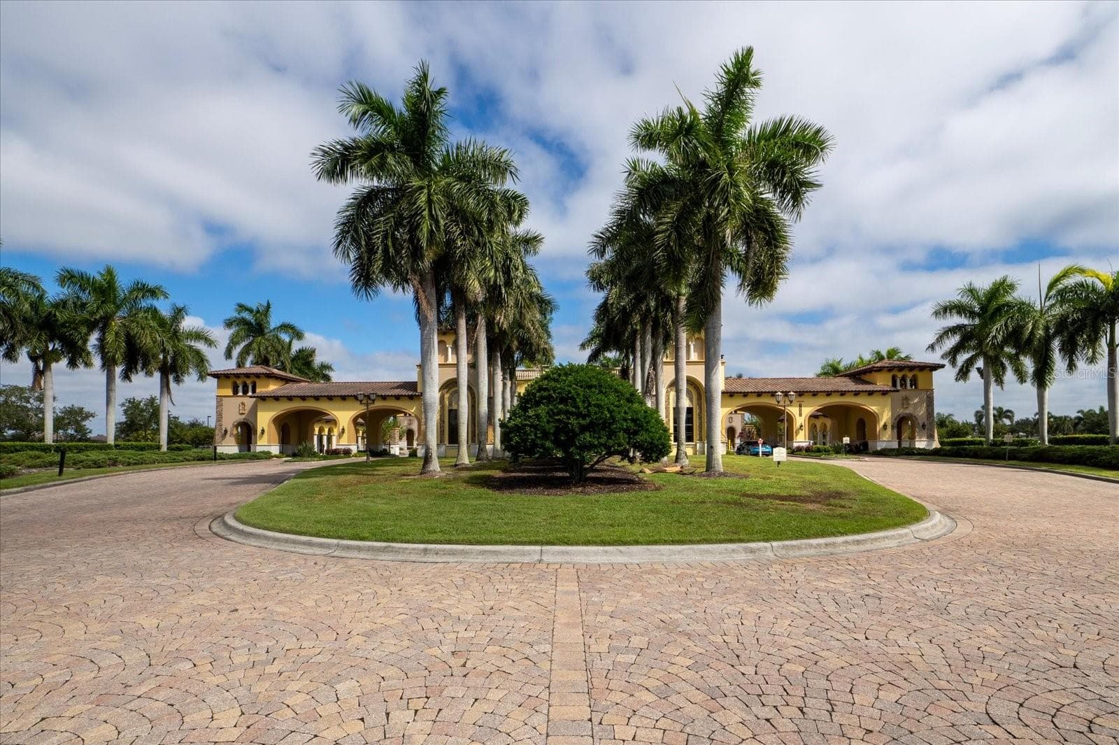 Gran Paradiso guard gated entrance - 20429 LAGENTE CIR, VENICE