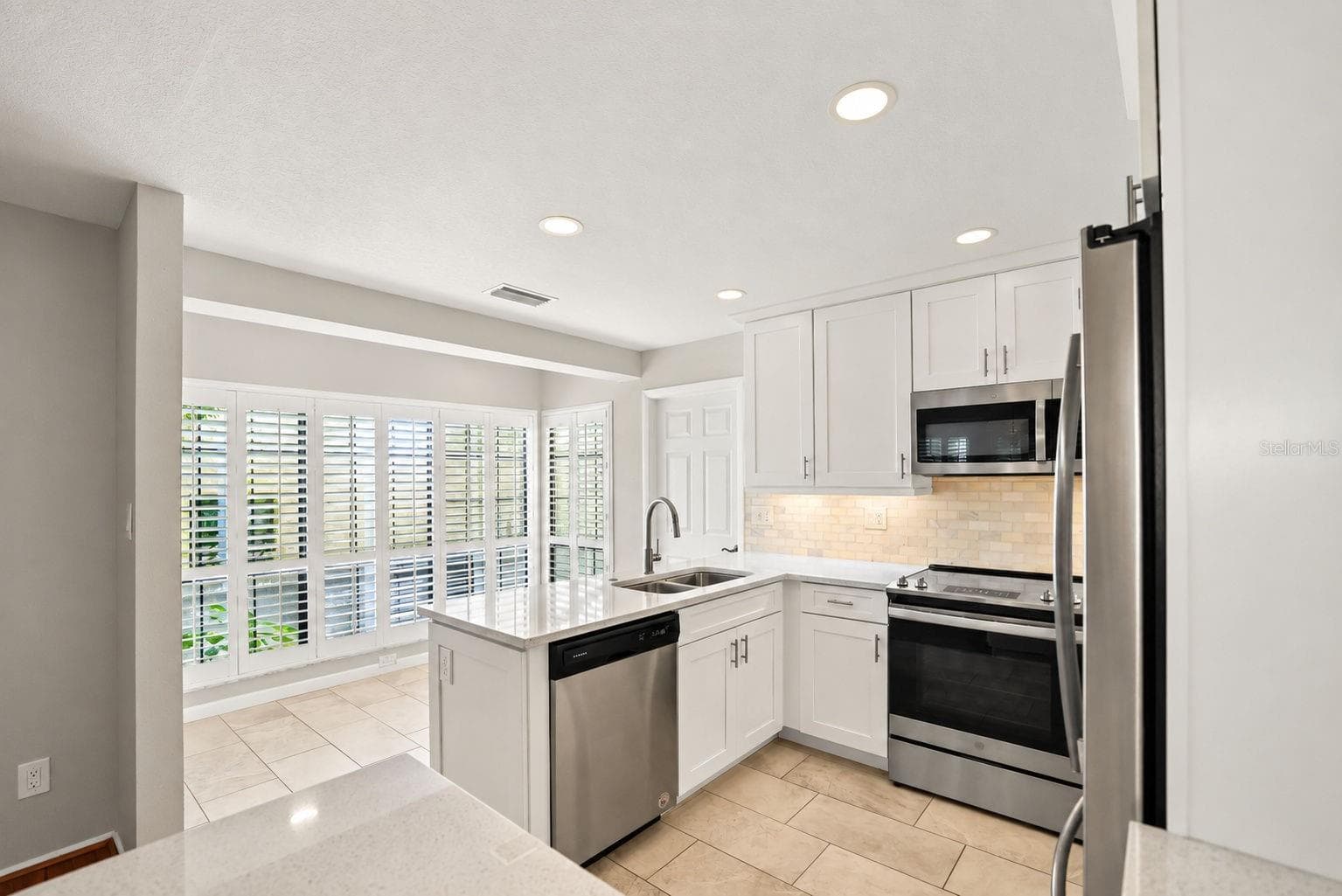 Villa at 913 SUTTON PL, PALM HARBOR, photo 18 of 71