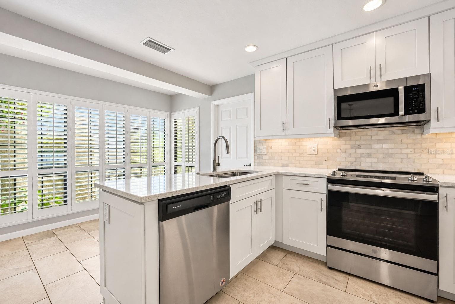 Villa at 913 SUTTON PL, PALM HARBOR, photo 19 of 71