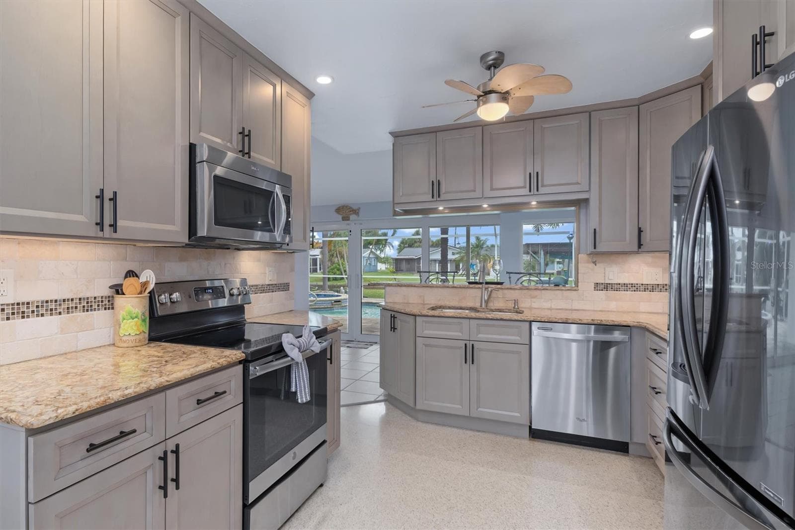 Views with plenty of counter space - 1433 LEMON BAY DR, ENGLEWOOD