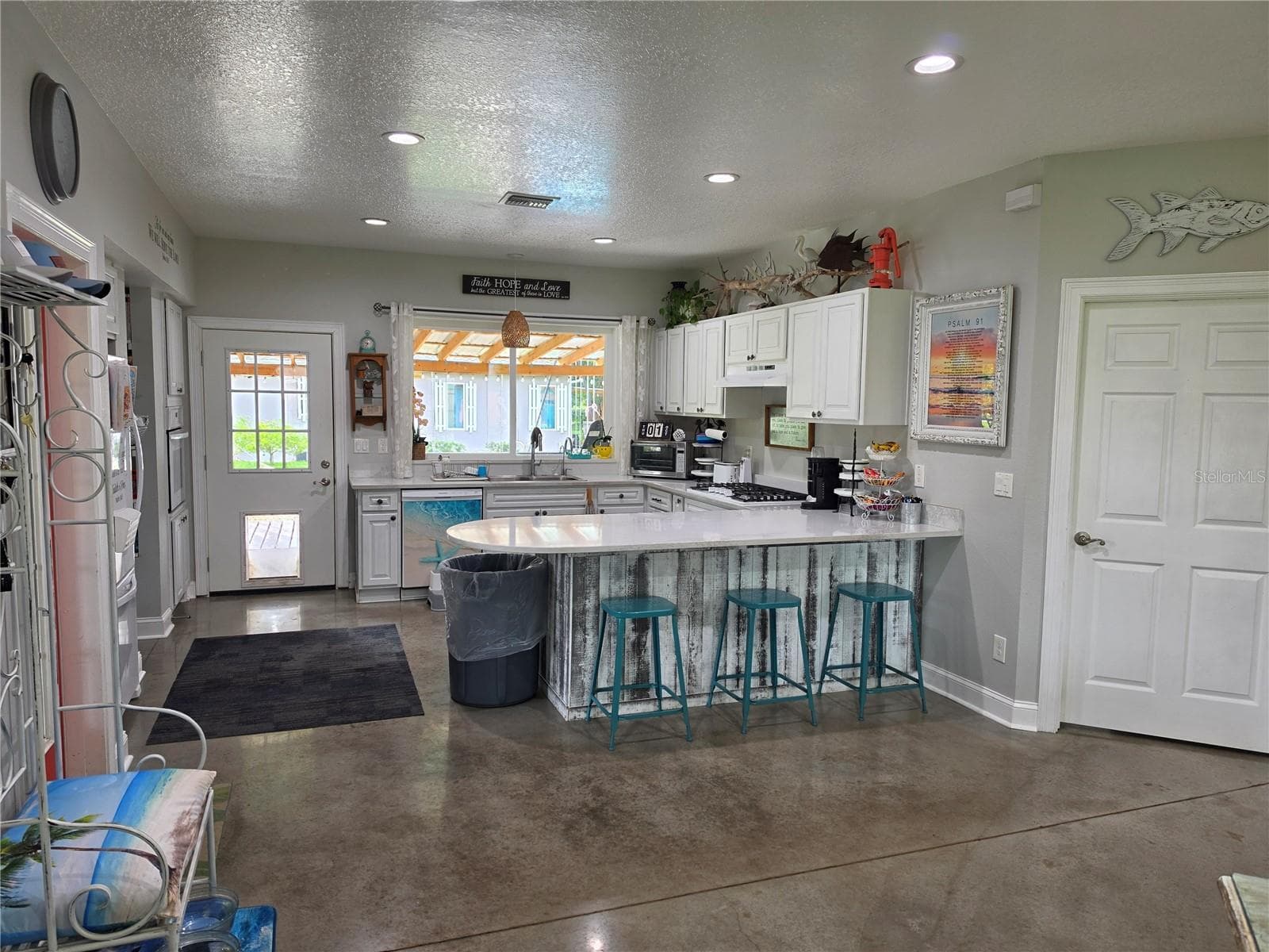 Single Family Residence at 390 HENDERSON AVE, SEFFNER, photo 10 of 49