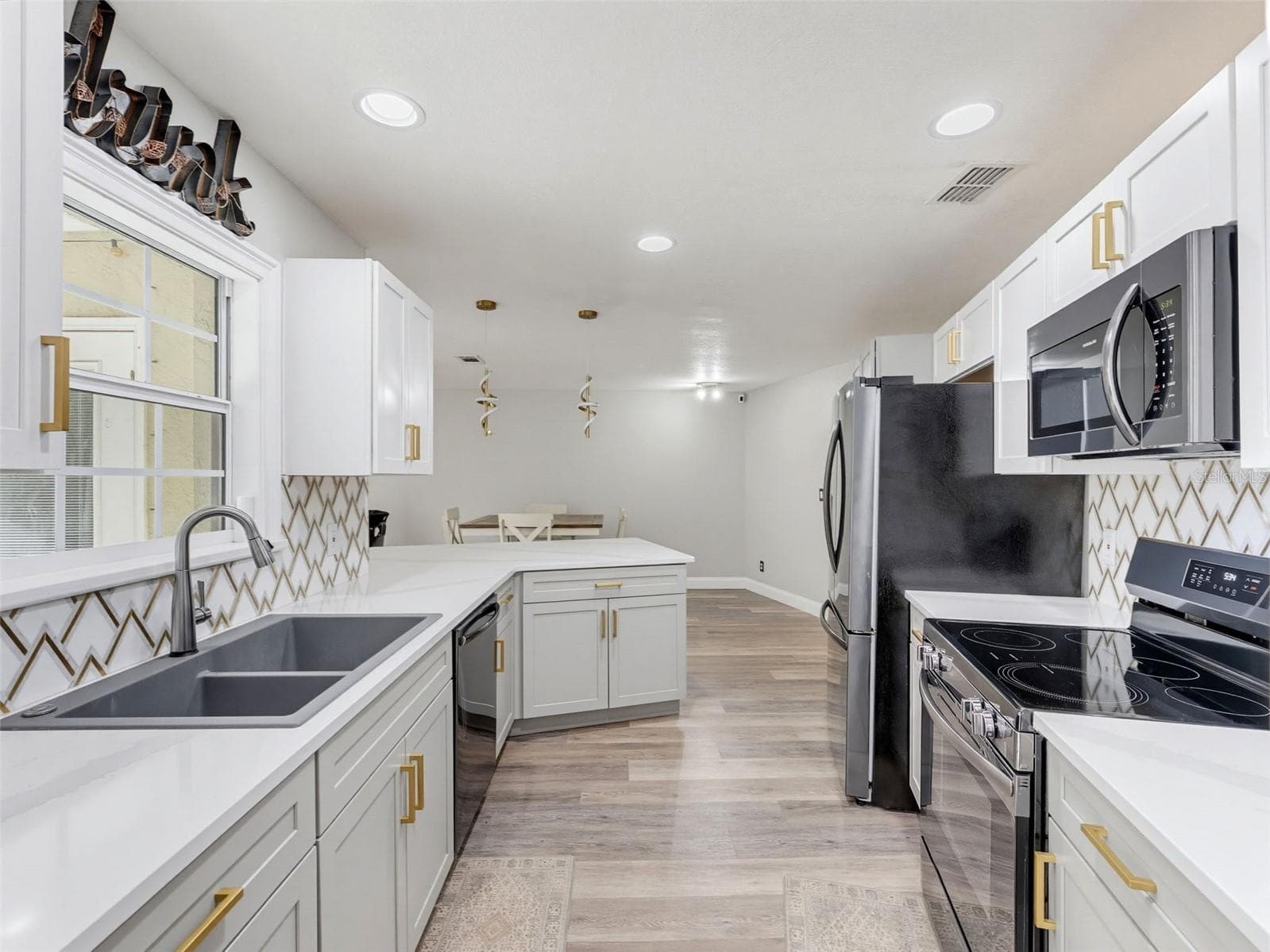 Single Family Residence at 1846 DEL ROBLES DR, CLEARWATER, photo 2 of 45