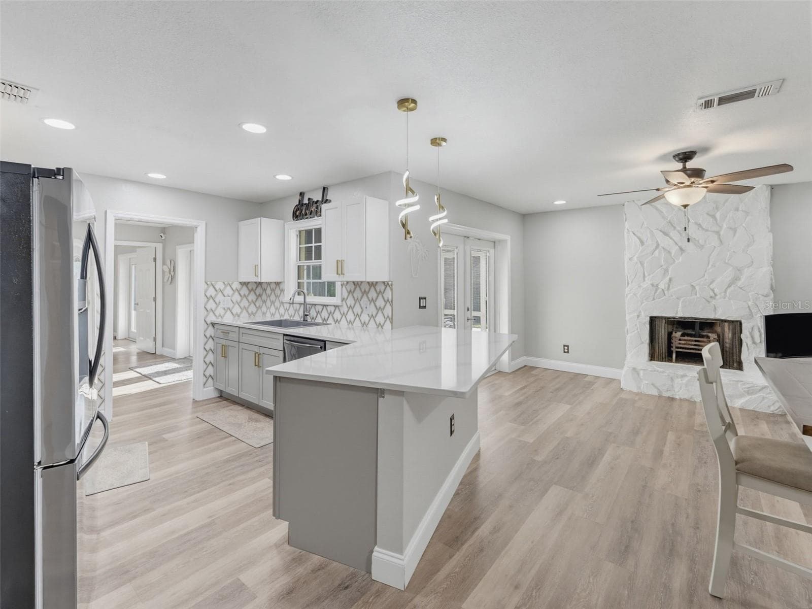 Single Family Residence at 1846 DEL ROBLES DR, CLEARWATER, photo 17 of 45