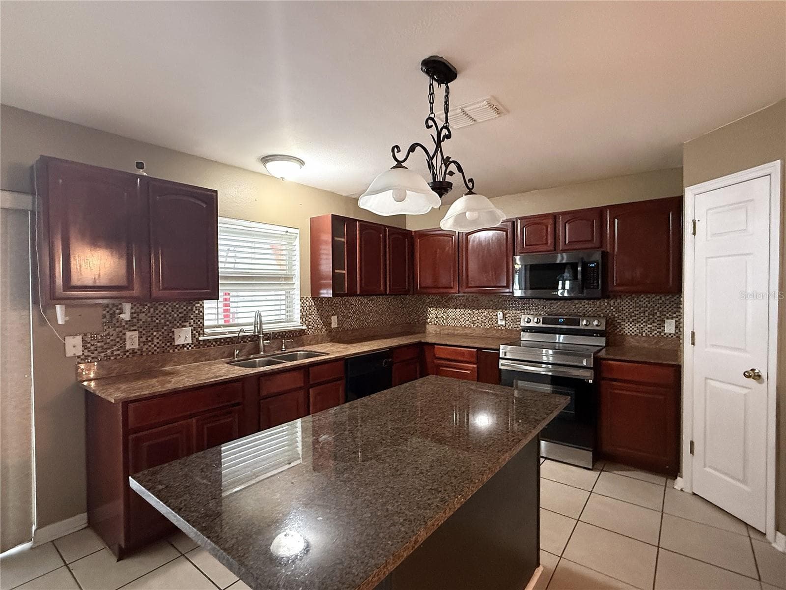 Single Family Residence at 1664 SETTLERS CREEK WAY, LAKELAND, photo 7 of 37