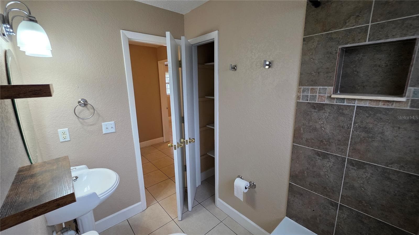 Bathroom and Linen Closet - 3118 S BUMBY AVE AVE #B5, ORLANDO