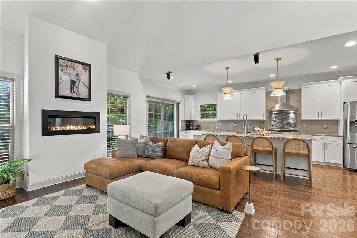 Single Family Residence at 330 Woodland Glen Road, Clover, photo 11 of 48
