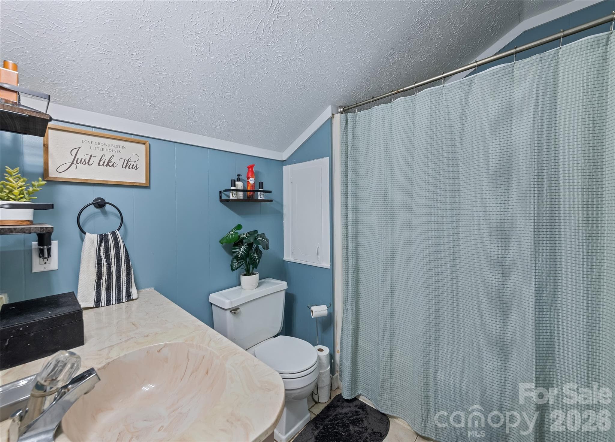 Full bath upstairs - 177 Forest Drive, Clyde