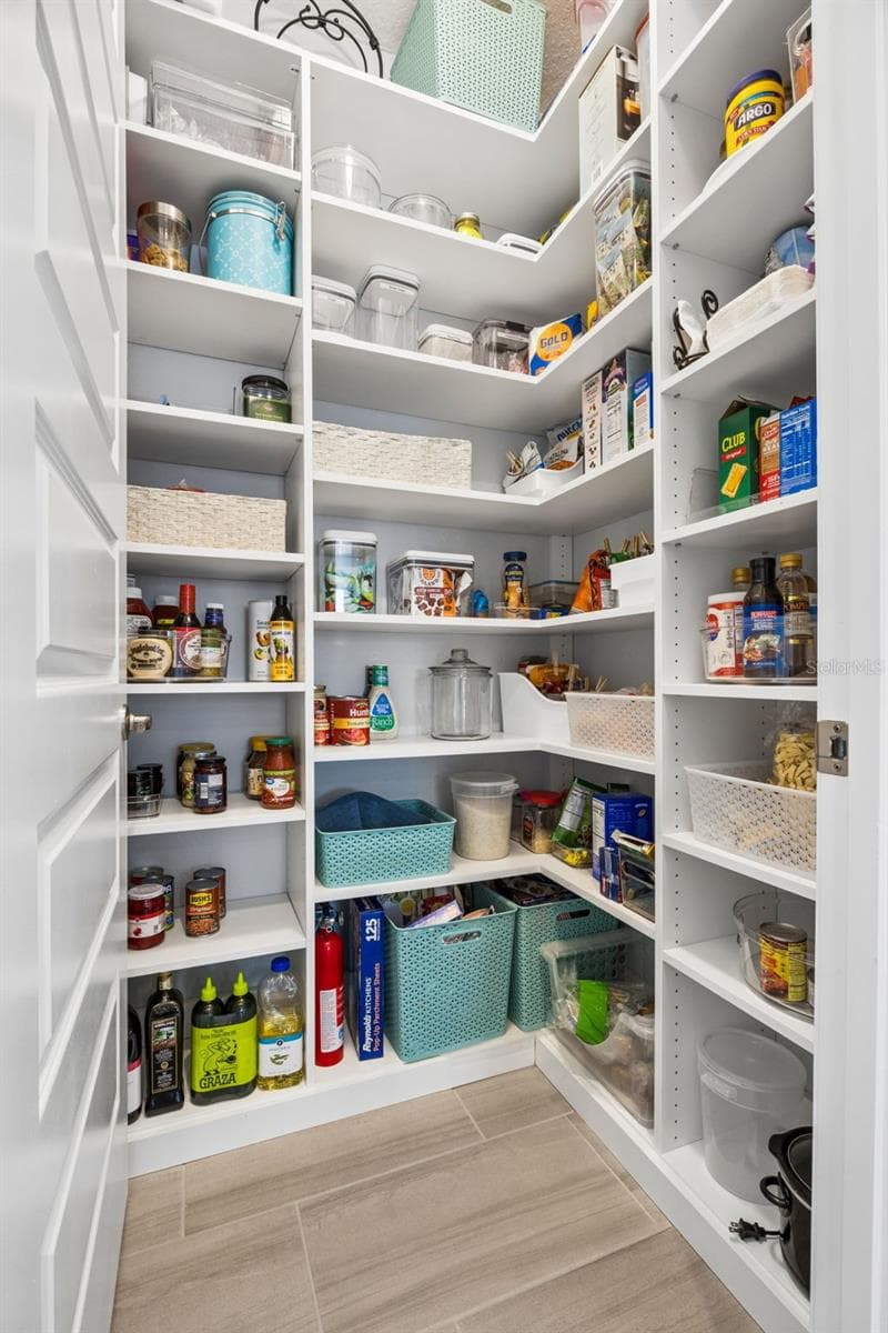 Custom Pantry - 10048 BEACH PORT DR, WINTER GARDEN