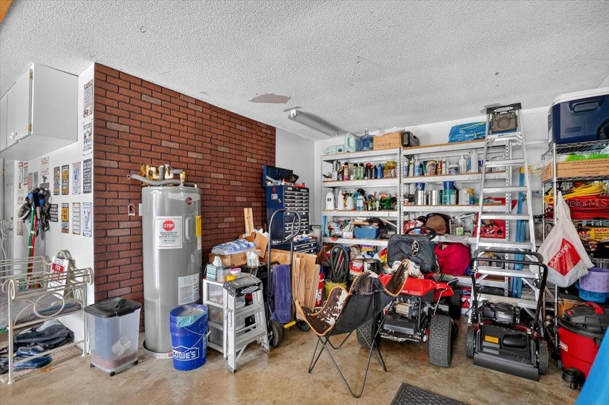 Tandem Garage. - 5503 18TH AVE E, BRADENTON