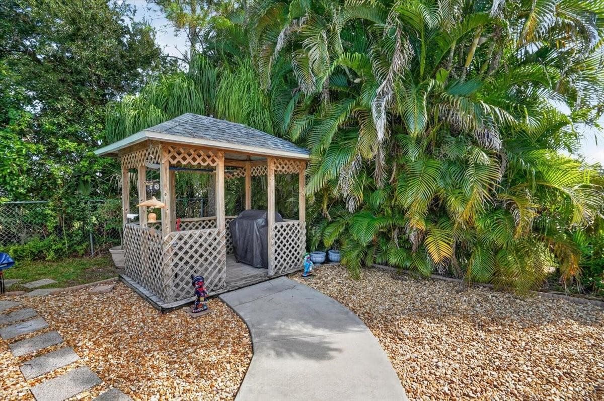 Gazebo. - 5503 18TH AVE E, BRADENTON