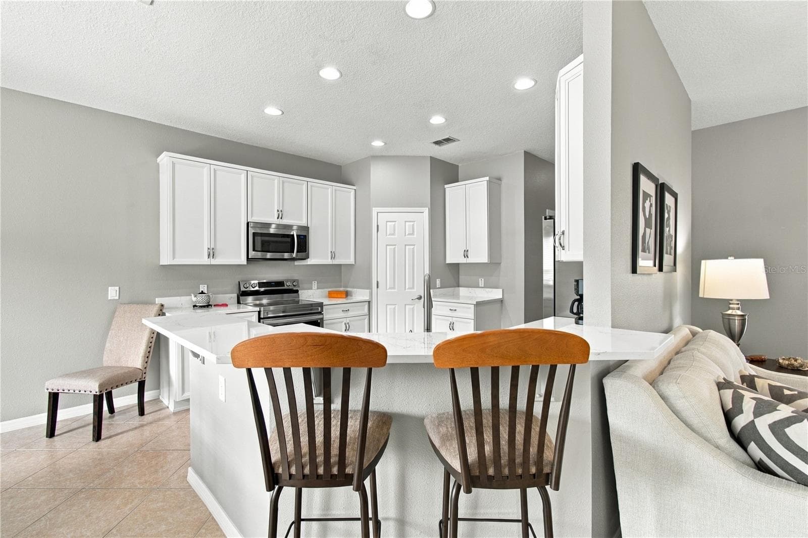 BREAKFAST BAR - 124 VENTANA DR, POINCIANA