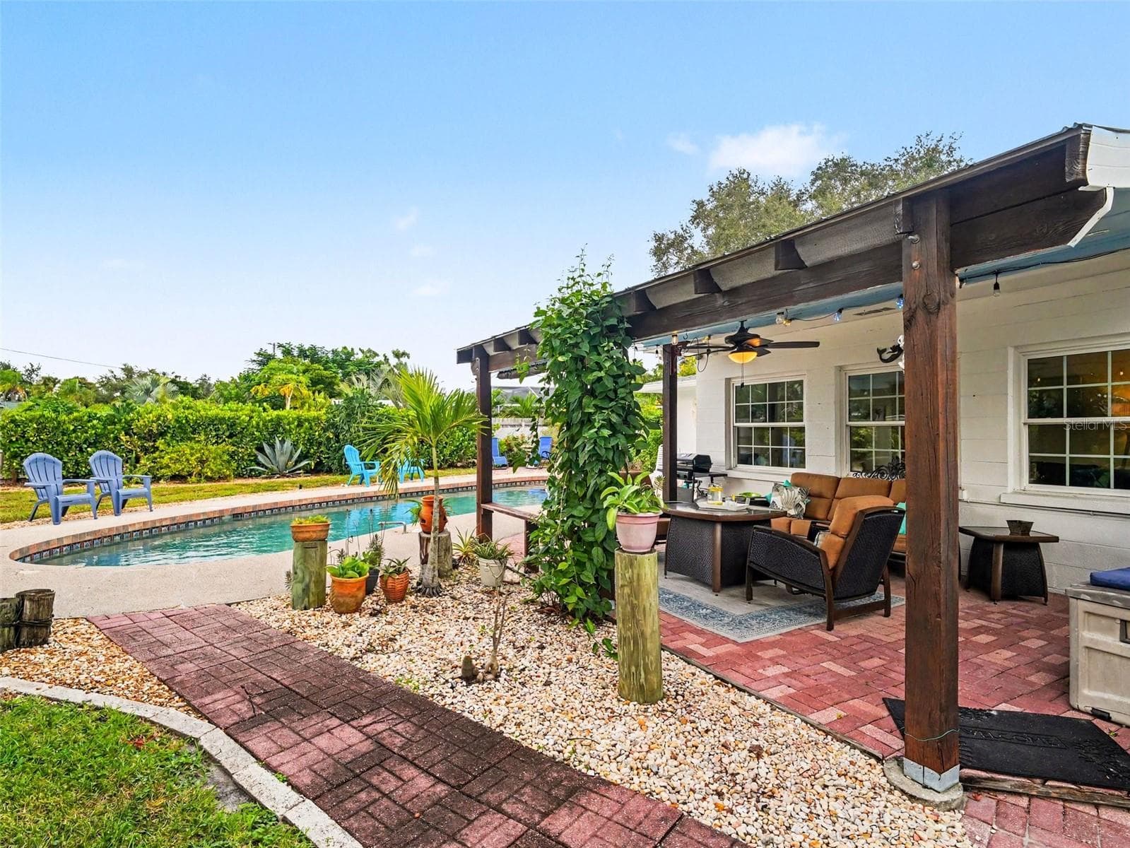 AMAZING POOL PATIO AND YARD.  FURRY FRIENDS LOVE IT HERE - 1110 DE NARVAEZ AVE, BRADENTON