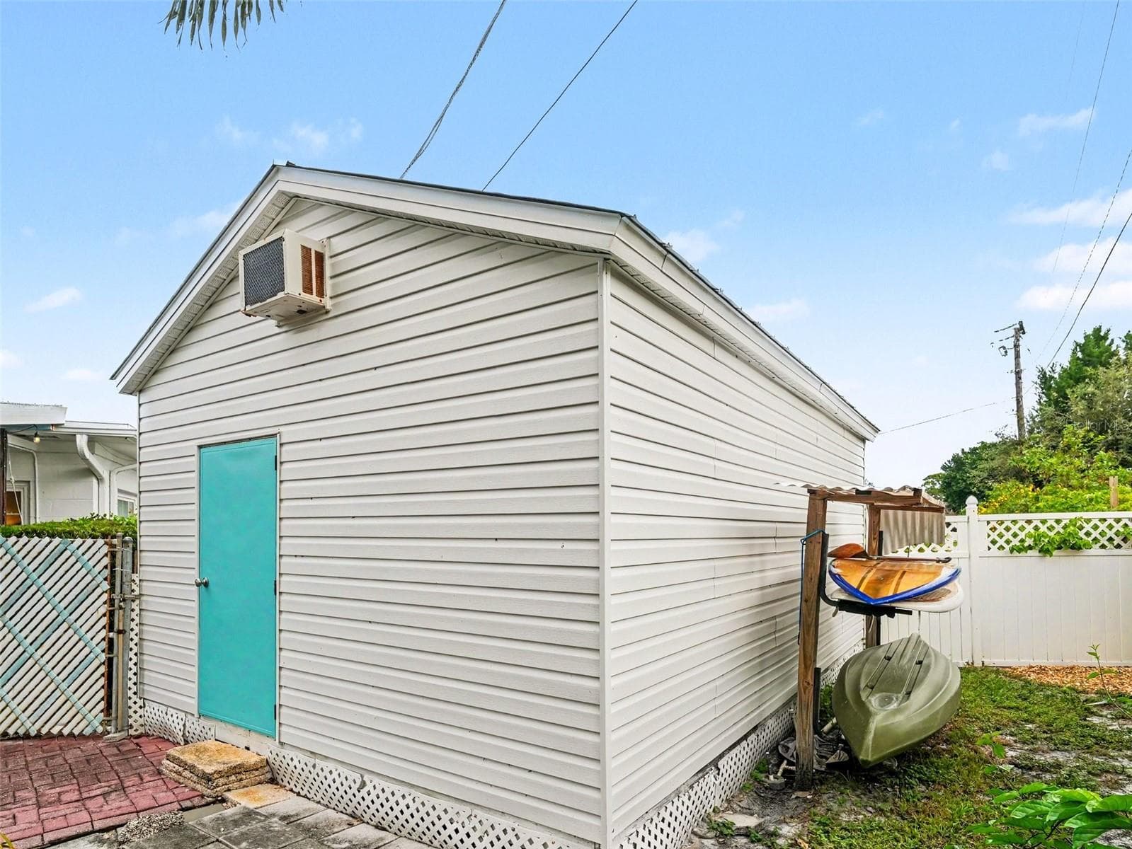 WORKSHOP/OUTBUILDING/SPACE FOR ALL OF YOUR IDEAS.  PLENTY OF ROOM FOR KAYAKS AND PADDLEBOARDS - 1110 DE NARVAEZ AVE, BRADENTON